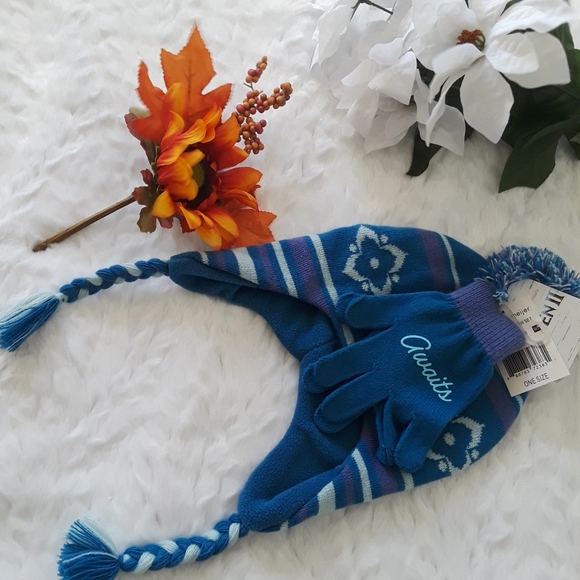 Girls Frozen 2 Hat and Gloves - Picture 7 of 8